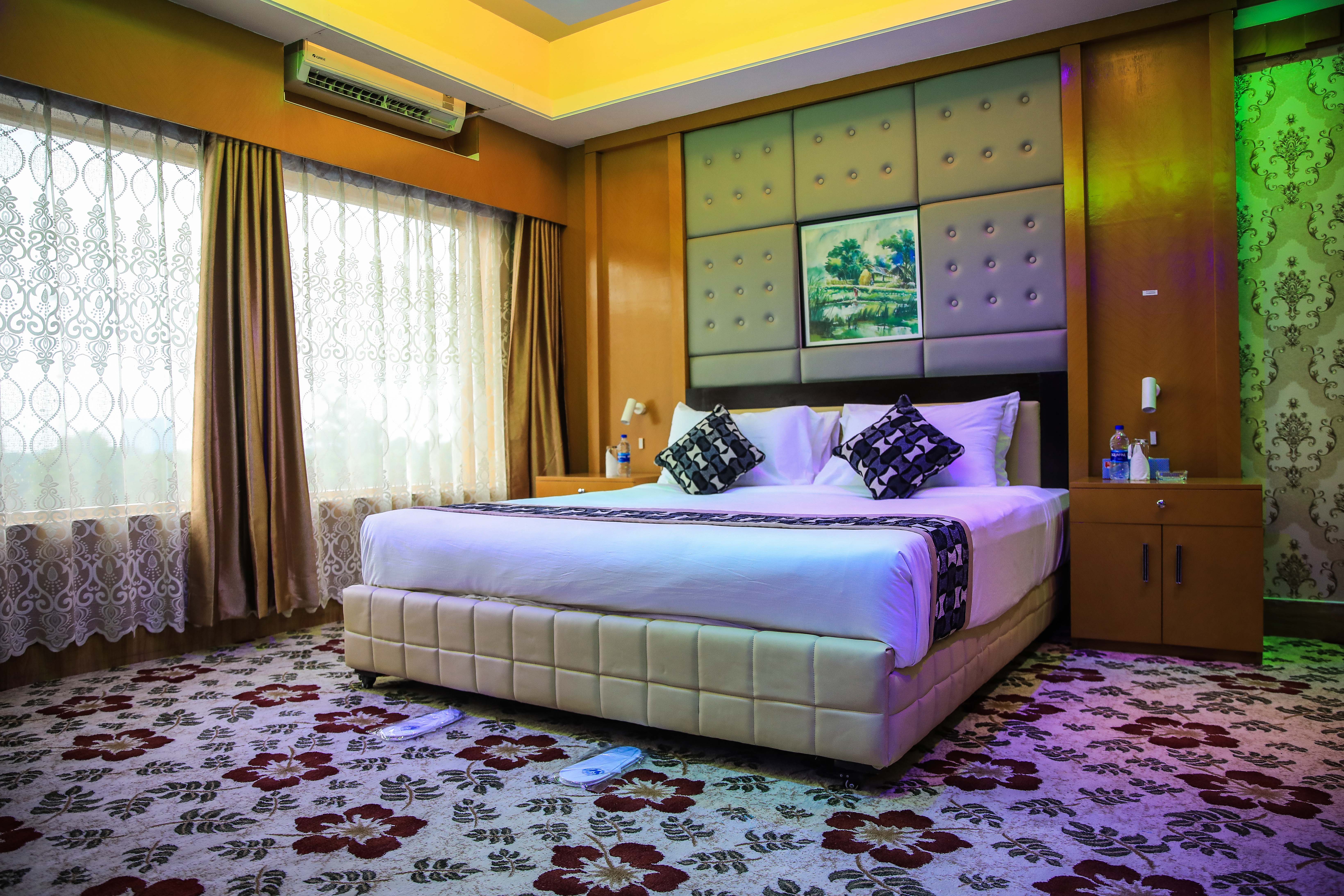 Rooms & Suites